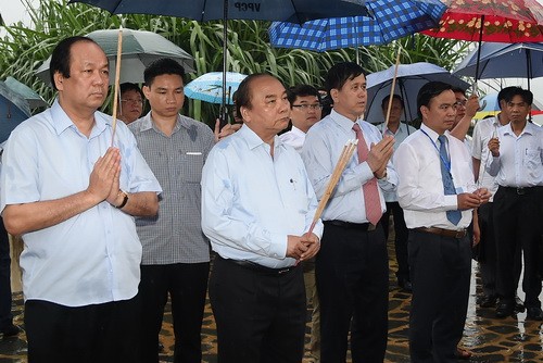 Thủ tướng Nguyễn Xuân Phúc và đoàn công tác đã đến viếng các anh hùng, liệt sĩ Trung đoàn 52 Tây Tiến