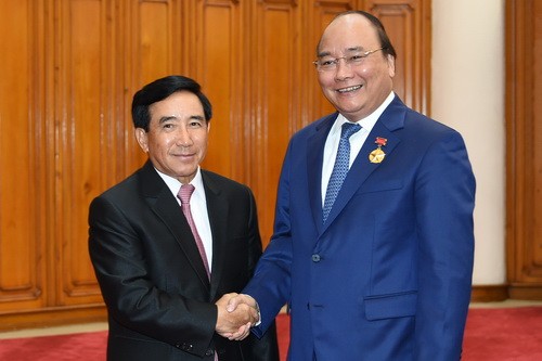 Thủ tướng Nguyễn Xuân Phúc và Phó Chủ tịch nước Cộng hòa dân chủ nhân dân Lào Phankham Viphavanh 