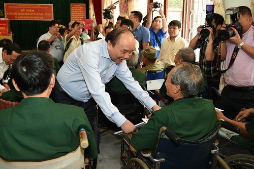 Thủ tướng Nguyễn Xuân Phúc nói chuyện với các thương bệnh binh tại Trung tâm Điều dưỡng thương binh và người có công Long Đất