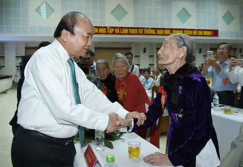Thủ tướng Nguyễn Xuân Phúc thăm hỏi, động viên các Mẹ Việt Nam anh hùng