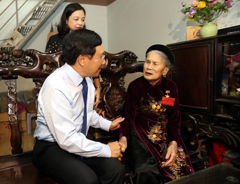 Phó Thủ tướng ân cần thăm hỏi cụ Đào Thị Lan, bà mẹ Việt Nam anh hùng (trú tại phường Trường Thi, TP. Thanh Hóa) có hai con là liệt sĩ. Ảnh: VGP