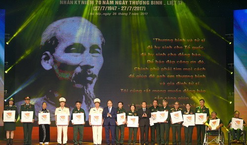 Thủ tướng Nguyễn Xuân Phúc tặng quà cho các đại biểu người có công. - Ảnh: VGP