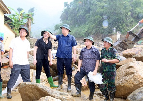 Phó Thủ tướng Trịnh Đình Dũng thị sát nơi xảy ra lũ quét ở Mù Cang Chải, Yên Bái ngày 3/8 - Ảnh: VGP