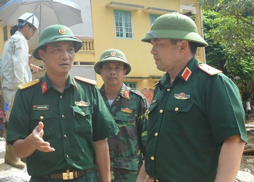 Thiếu tướng Nguyễn Hồng Thái, Phó Tư lệnh Quân khu 2, trực tiếp chỉ đạo công tác cứu hộ, cứu nạn tại hiện trường. Ảnh: QĐND