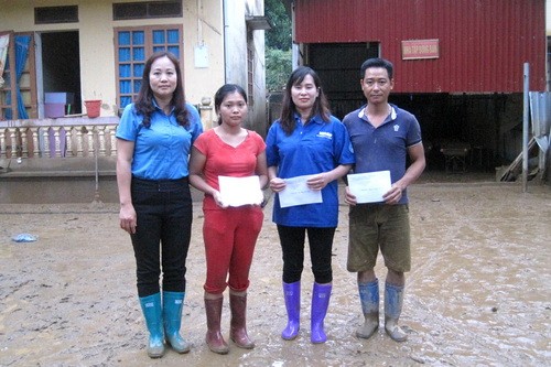Thừa ủy quyền của Công đoàn Giáo dục Việt Nam, cô Nguyễn Thị Tám - Chủ tịch Công đoàn ngành Giáo dục Yên Bái đã trao quà cho các trường và các gia đình thầy, cô giáo bị thiệt hại do mưa lũ