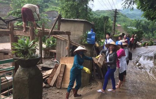 Người dân tháo dỡ nhà bị ảnh hưởng bởi mưa lũ để có hướng khắc phục