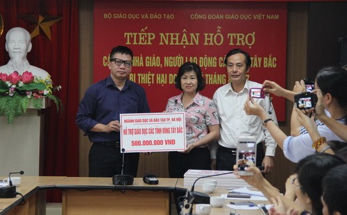 Công đoàn ngành Giáo dục & Đào tạo trao số tiền quyên góp cho Công đoàn Giáo dục Việt Nam hỗ trợ CBNGNLĐ các tỉnh Tây Bắc bị mưa lũ gây hại.