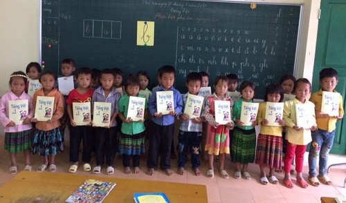 Niềm vui nhận sách của học sinh Trường tiểu học Hồ Be
