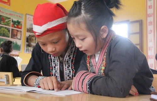 Học sinh của lớp học VNEN ở Lào Cai tự tin và sẵn sàng hỗ trợ nhau trong học tập