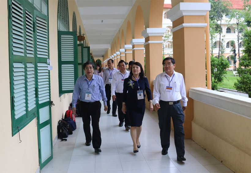Thứ trưởng  Nguyễn Thị Nghĩa thị sát phòng thi tại Trường THPT Nguyễn Đình Chiểu.  