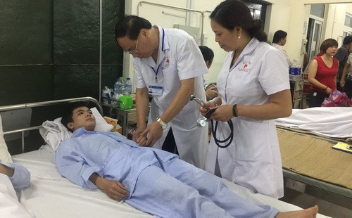 Giám đốc Học viện Y Dược học cổ truyền Việt Nam Đậu Xuân Cảnh khám cho bệnh nhân đang điều trị sốt xuất huyết