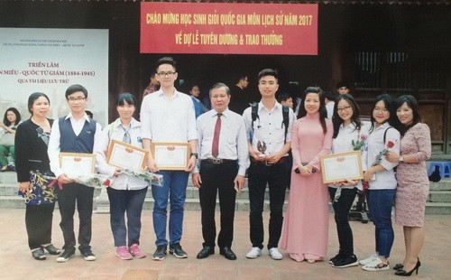 Nguyễn Lê Phương Anh (thứ 3 từ phải sang trái) tại lễ tuyên dương và trao thưởng tại Văn miếu Quốc tử giám.