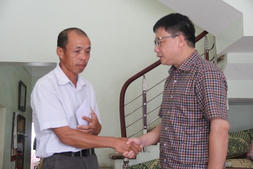 Ông Nguyễn Ngọc Ân trao số tiền hỗ trợ cho bố đẻ cô giáo Hà Thị Yến.