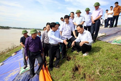 Phó Thủ tướng Phạm Bình Minh đi thị sát tuyến đê sông Chu bị sạt lở tại xã Thọ Trường, huyện Thọ Xuân. Ảnh: VGP
