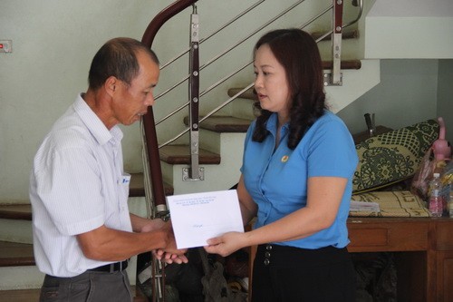 Bà Nguyễn Thị Tám - Chủ tịch Công đoàn ngành Giáo dục tỉnh Yên Bái trao tiền hỗ trợ cho người thân của cô giáo Hà Thị Yến - một trong những nạn nhân trong vụ sập cầu Thia