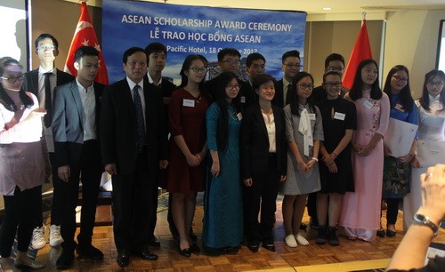 Các em học sinh được nhận học bổng ASEAN 