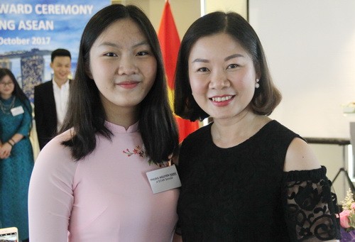 Hai mẹ con em Phùng Nguyên Hạnh tại Lễ trao học bổng ASEAN
