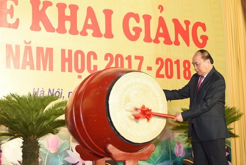 Thủ tướng Nguyễn Xuân Phúc đánh trống khai giảng năm học mới Học viện Hành chính quốc gia