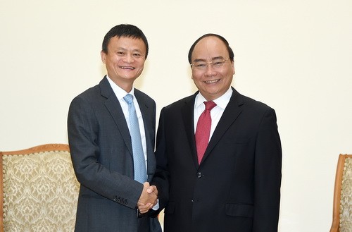 Thủ tướng Nguyễn Xuân Phúc tiếp thân mật Chủ tịch Tập đoàn thương mại điện tử Trung Quốc Alibaba - ông Jack Ma.