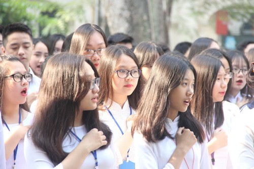 Học sinh trường THPT Việt Đức hát Quốc ca trong lễ chào cờ tại buổi phát động cuộc thi sáng 13/11/2017.