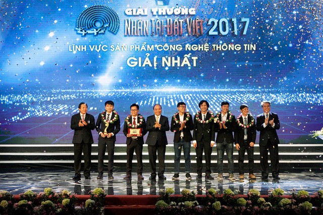 Thủ tướng Nguyễn Xuân Phúc trao giải Nhất lĩnh vực CNTT 