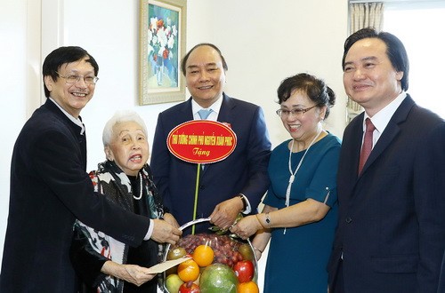 Thủ tướng Nguyễn Xuân Phúc thăm Nhà giáo Nhân dân Thái Thị Liên - Ảnh: VGP