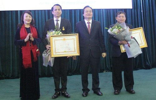 Bộ trưởng Phùng Xuân Nhạ trao tặng danh hiệu Nhà giáo nhân dân cho Thứ trưởng Phạm Mạnh Hùng và danh hiệu Nhà giáo ưu tú cho Thứ trưởng Bùi Văn Ga.