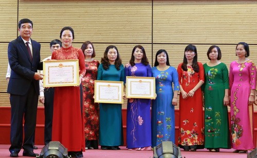 Ông Vương Văn Bút - Chủ tịch UBND huyện Sóc Sơn trao tặng Bằng khen, Giấy khen cho các tập thể và cá nhân tiêu biểu của ngành Giáo dục huyện nhà
