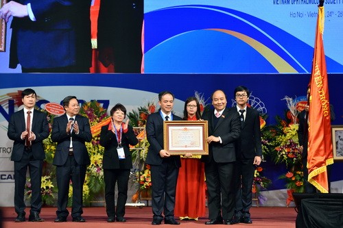 Thủ tướng trao Huân chương Độ lập hạng Ba cho lãnh đạo Bệnh viện Mắt Trung ương.
