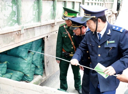 Lực lượng chức năng Cửa khẩu Quốc tế Cha Lo kiểm tra kĩ từng xe hàng tránh bỏ lọt tội phạm

