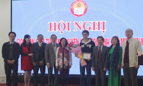 Tặng quà cho học sinh trường THPT Quốc Học Huế vừa đạt huy chương vàng Quốc tế Olmyipc Sinh học.

