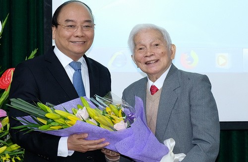 Thủ tướng Nguyễn Xuân Phúc chúc mừng sinh nhật lần thứ 90 của GS. Hoàng Tụy
