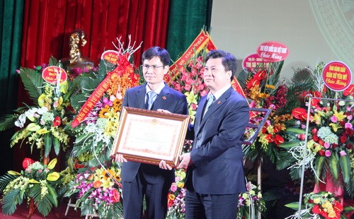 Thứ trưởng Nguyễn Hữu Độ trao Bằng khen của Thủ tướng Chính phủ cho Trường Đại học Sư phạm Hà Nội 2