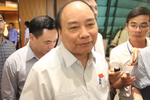 Thủ tướng Nguyễn Xuân Phúc trao đổi với báo chí bên hành lang Quốc hội