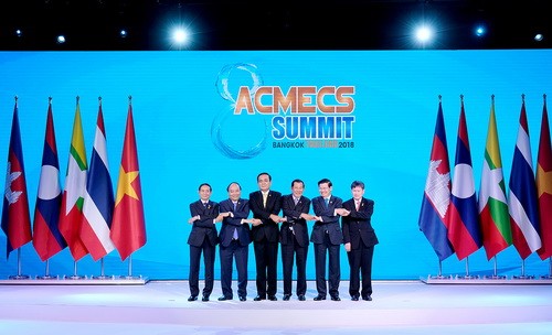 Thủ tướng Nguyễn Xuân Phúc cùng các trưởng đoàn dự Hội nghị ACMECS. - Ảnh: VGP