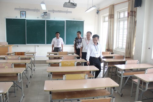 Đoàn công tác của Bộ GD&ĐT do PGS Mai Văn Trinh làm trưởng đoàn đã đến kiểm tra tại điểm thi Trường THPT chuyên tỉnh Quảng Ninh. Tại điểm thi này, mọi công tác chuẩn bị cho kỳ thi đã hoàn tất, phòng thi đã đảm bảo đúng yêu cầu.