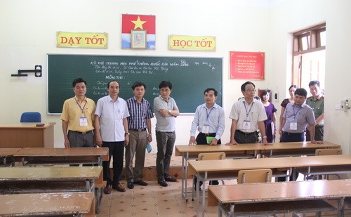 Đoàn công tác Bộ GD&ĐT kiểm tra một phòng thi tại điểm thi số 7 - Trường THCS Thị trấn Cát Bà (Cát Hải, Hải Phòng)