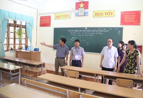 Thầy Đỗ Văn Lợi - Phó Giám đốc Sở GD&ĐT Hải Phòng (thứ hai - hàng đầu từ phải qua trái) kiểm tra thực tế các điểm thi