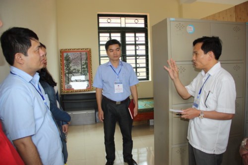 PGS.TS Mai Văn Trinh nhắc nhở cán bộ ở điểm thi Trường THPT số 1 huyện Sa Pa (Lào Cai) về công tác đề thi và bài thi