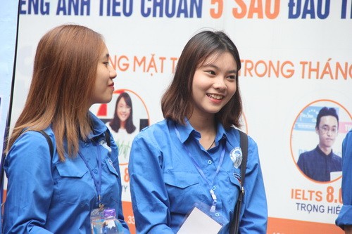 Sinh viên tình nguyện tiếp sức mùa thi tại điểm thi Trường THPT Trần Phú (Hà Nội)