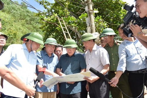 Phó Thủ tướng Trịnh Đình Dũng đi kiểm tra thực địa - Ảnh: VGP