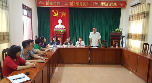 Ông Vũ Minh Đức gặp gỡ và chia sẻ với một số giáo viên hợp đồng của huyện Thanh Oai