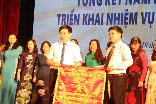 Ông Ngô Văn Quý - Phó Chủ tịch UBND thành phố Hà Nội trao Cờ thi đua cho các đơn vị