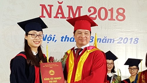 GS Phạm Quang Trung trao bằng tốt nghiệp cho các tân cử nhân của Học viện Quản lý Giáo dục