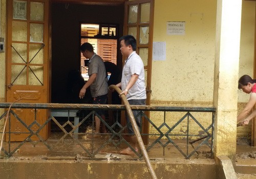 Giáo viên Trường Phổ thông Dân tộc bán trú THCS Tà Hộc cật lực đối phó với mưa lũ