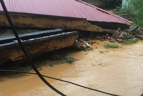 Trường tiểu học Trung Sơn bị sập đổ hoàn toàn bởi mưa lũ