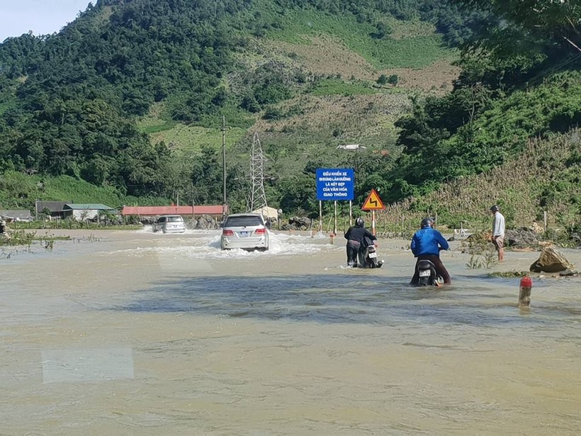 Quốc lộ 6 đi Hòa Bình, Sơn La: Nhiều đoạn đường vẫn bị ngập lụt, sạt lở đất
