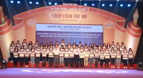 Ông Nguyễn Văn Bình trao thưởng cho các em học sinh đạt giải quốc gia và quốc tế