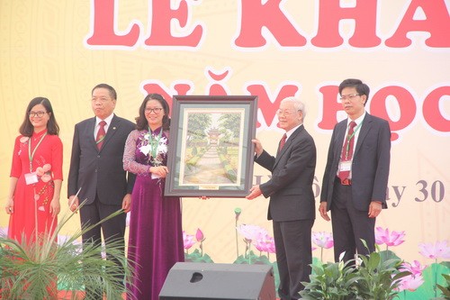 Tổng Bí Thư Nguyễn Phú Trọng tặng Học viện Nông Nghiệp Việt Nam bức tranh Khuê Văn Các