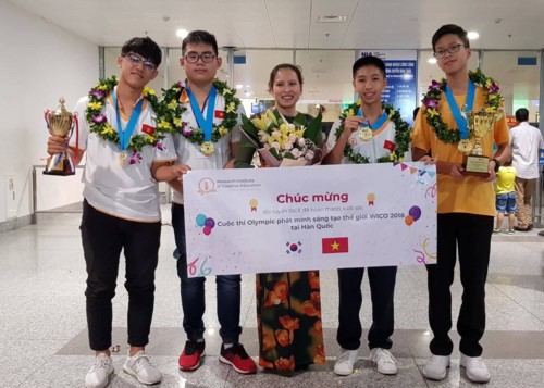 Đoàn học sinh Việt Nam trở về Hà Nội từ Olympic Phát minh và Sáng chế Thế giới (WICO) 2018.